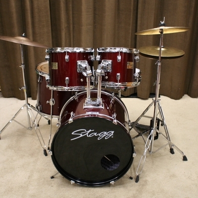 stagg tim beginners drumstel rood 20/10/12/14/13sn bekkenset